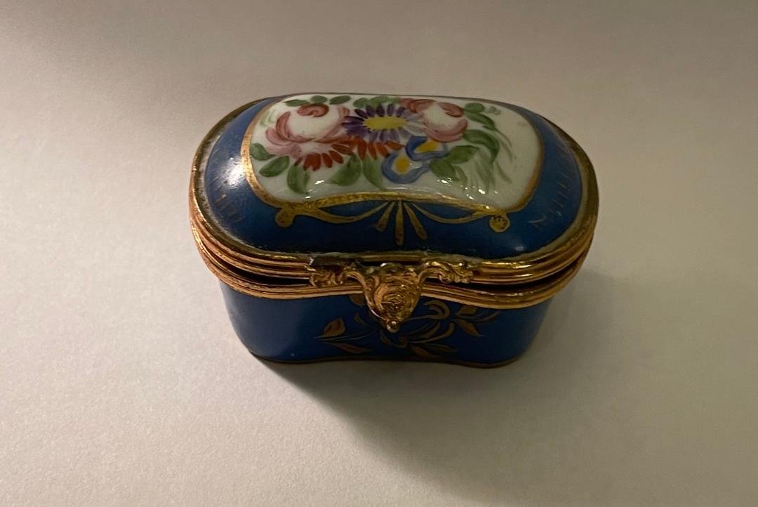 Vintage Porcelain Limoges France Pill Trinket Box (1 of 3)