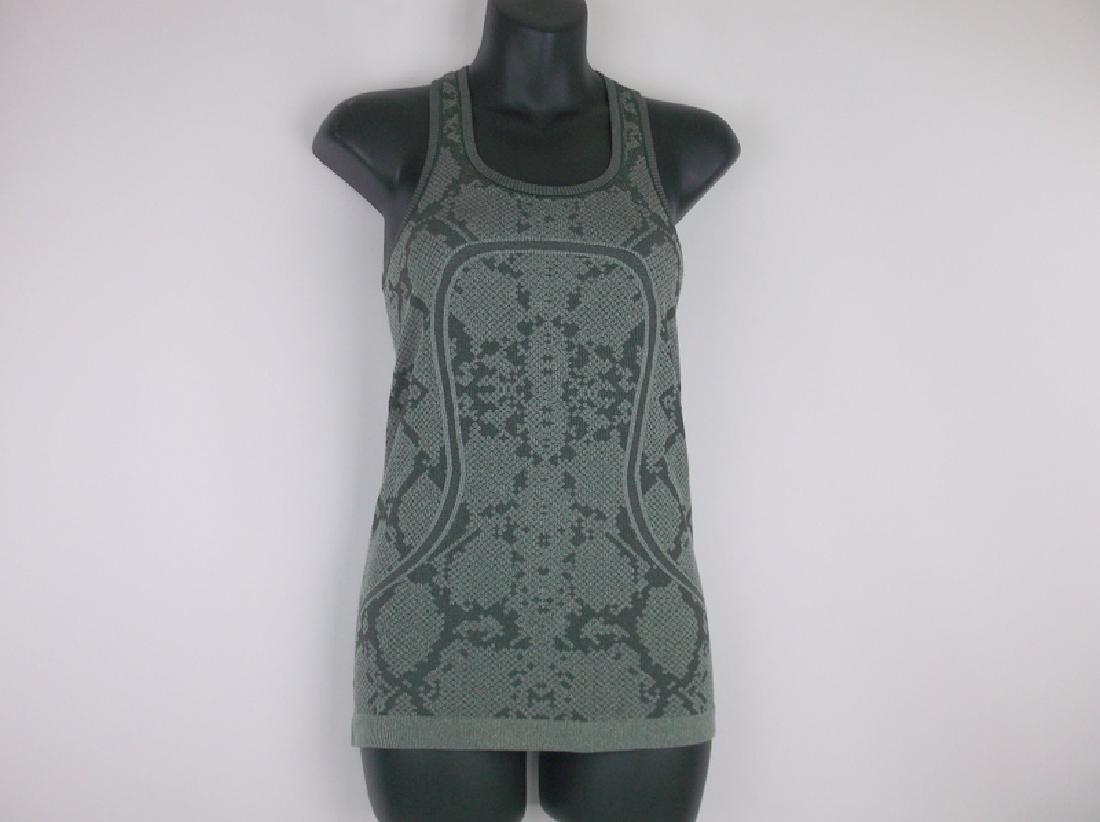 Gorgeous lululemon Athletic Shirt S (1 of 3)