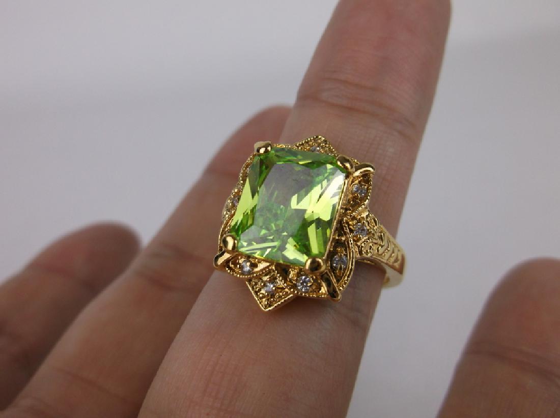 Stunning Green Stone Ring Size 10 (1 of 2)