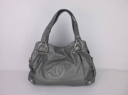 Leather Chanel Handbag in Gray: not verified