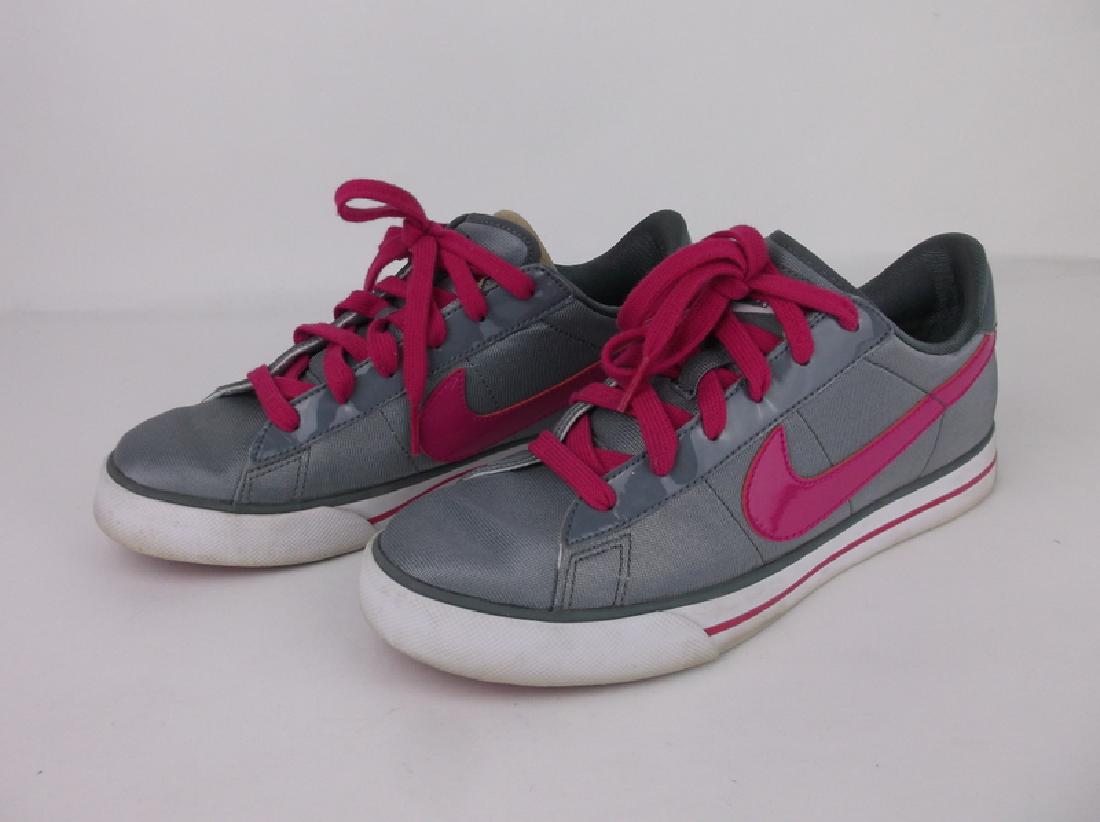 Womens Nike Low Tops Sneakers Size 8.5 (1 of 3)