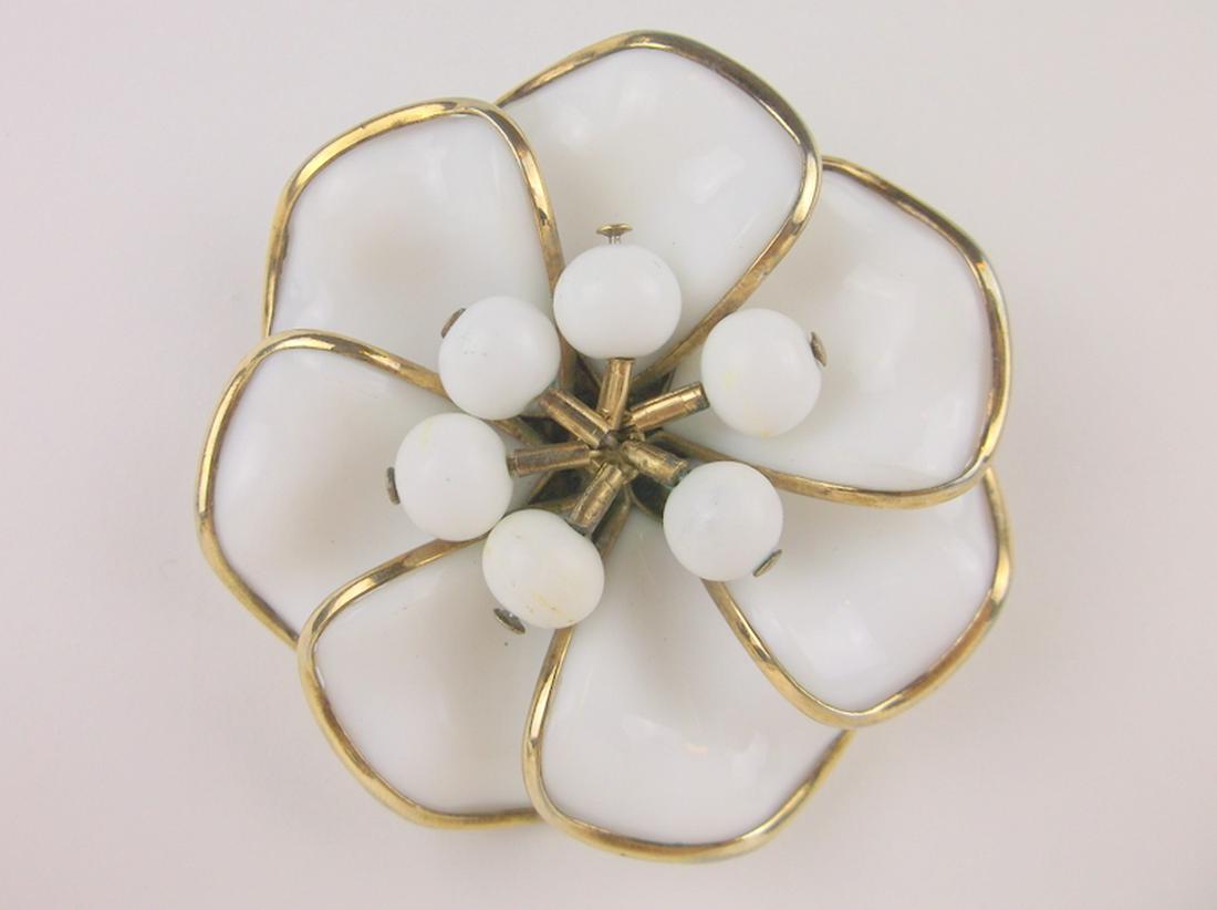 Gorgeous Antique Crown Trifari Flower Brooch: excellent condition