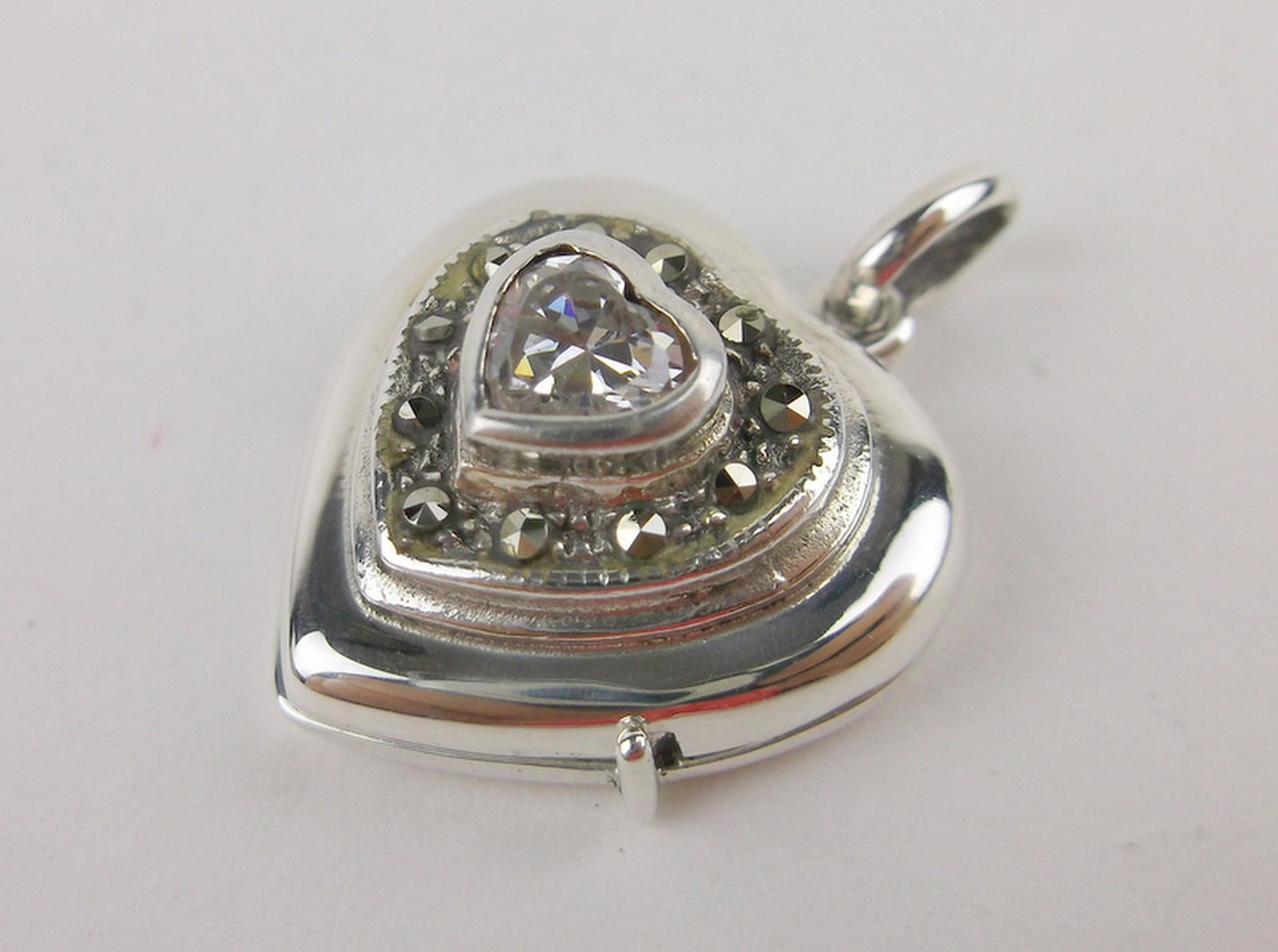 Stunning Sterling Silver Locket Pendant: Guaranteed Solid 925 Sterling Silver, in Excellent Condition