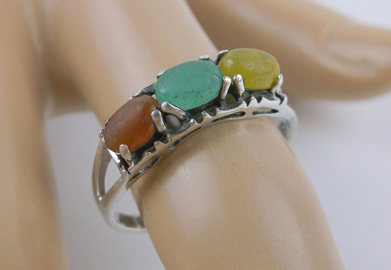 Gorgeous Sterling Silver Gemstone Ring 8.5 (1 of 1)
