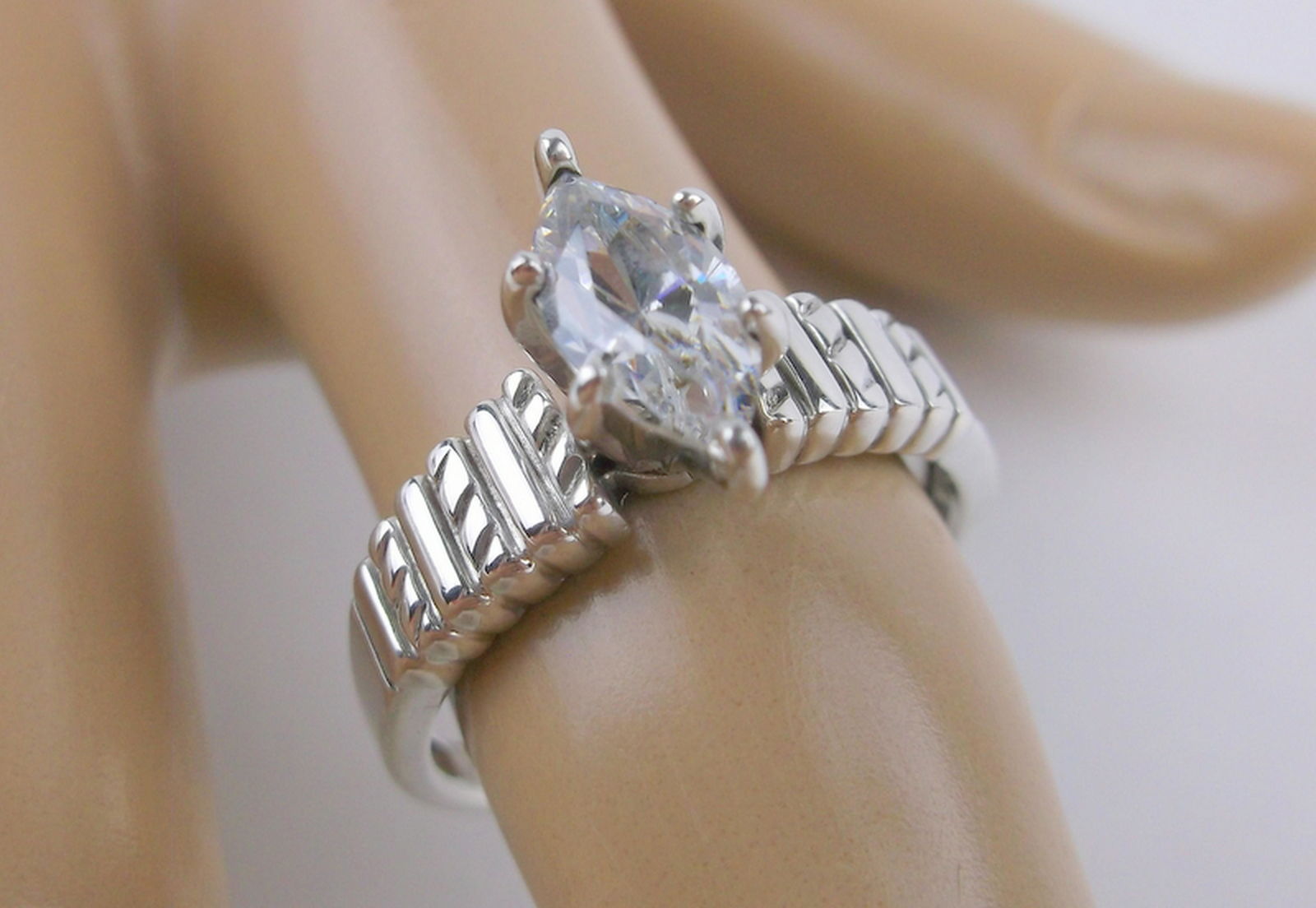 Stunning Vintage Sterling Silver Engagement Ring 8 (1 of 3)