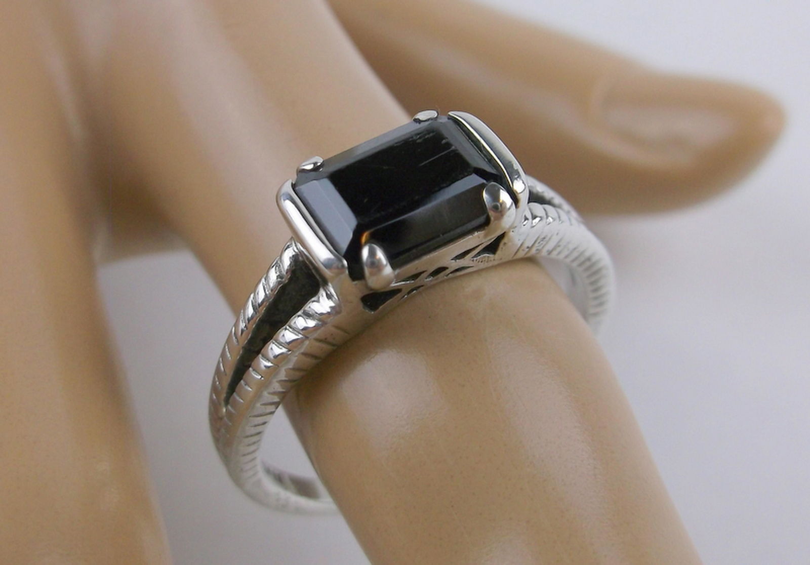 Stunning Vintage Sterling 2ct Garnet Ring 10 (1 of 3)