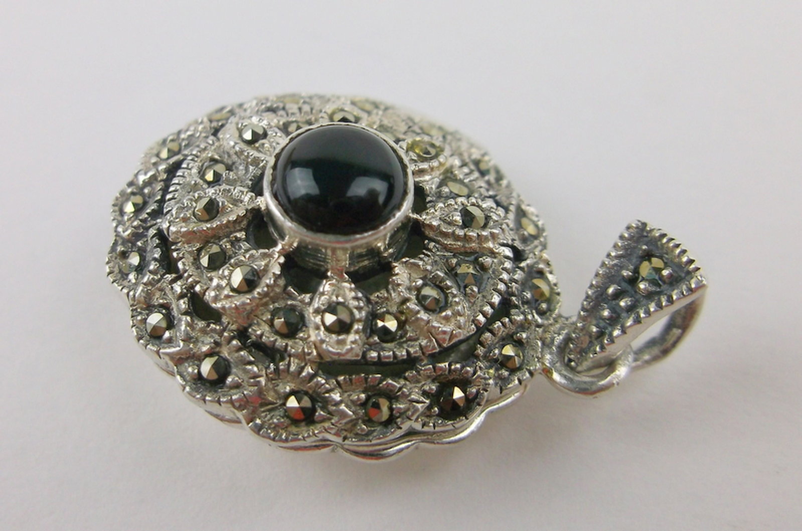 Stunning Sterling Silver Onyx Locket Pendant: Guaranteed Solid 925 Sterling Silver, in Excellent Condition