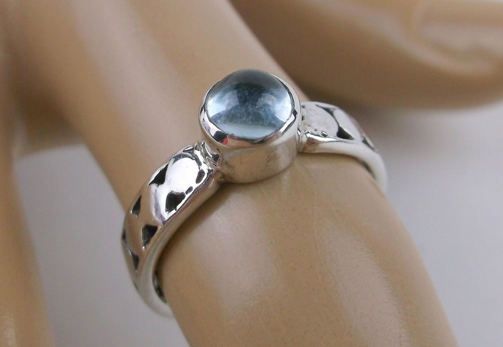 New Sterling Silver Genuine Blue Topaz Ring 6 (1 of 2)