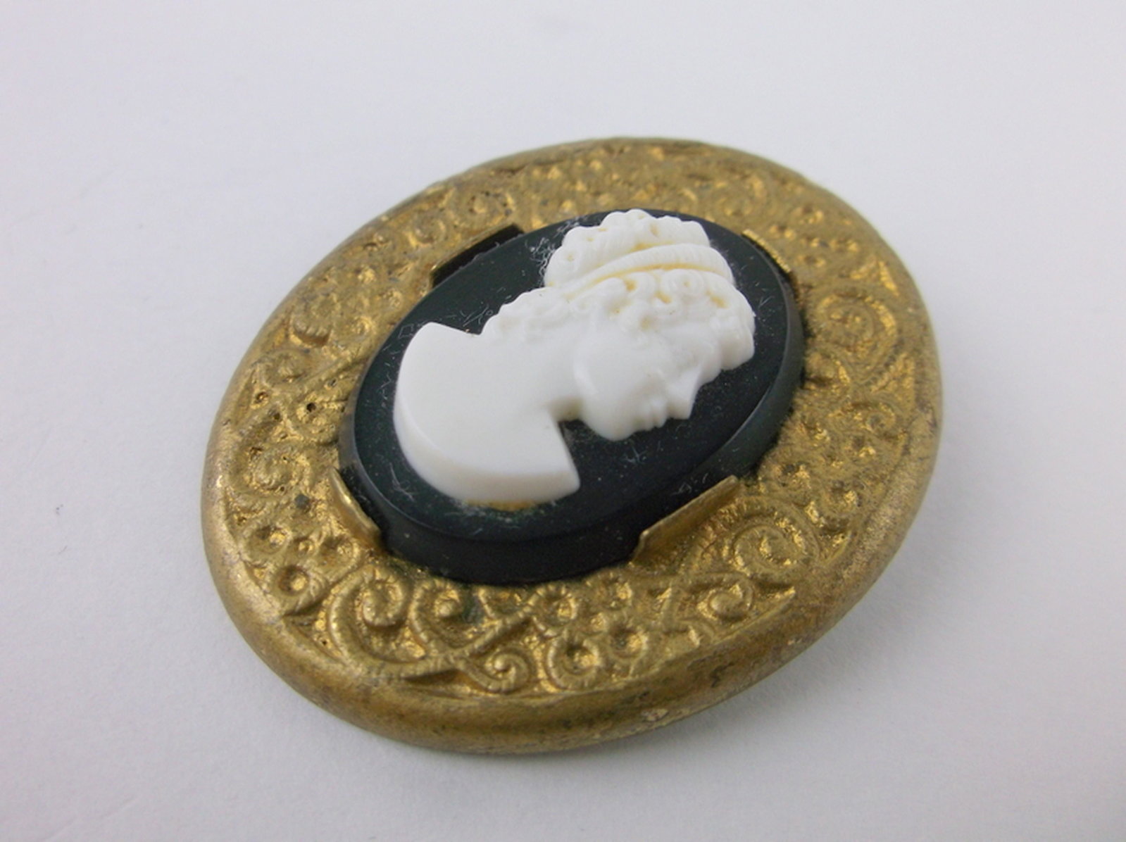 Robbins Co Antique Art Nouveau Cameo Brooch: beautiful antique condition, all original
