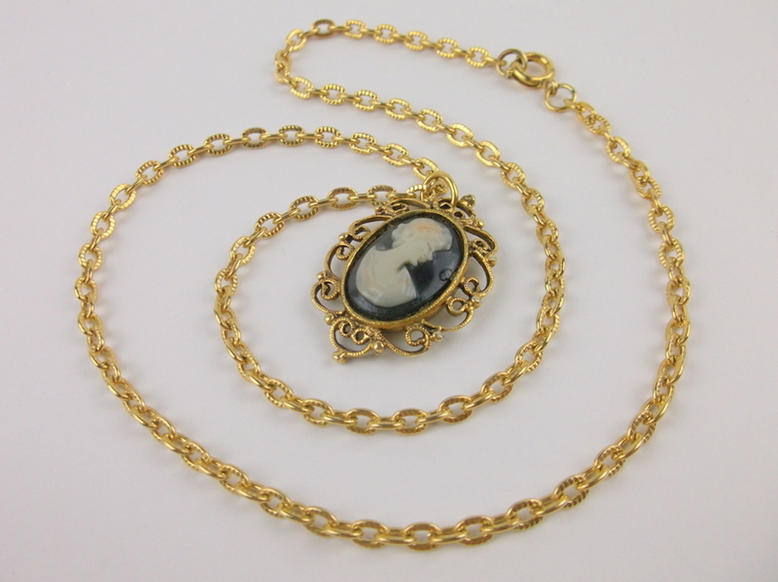 Gorgeous Vintage Cameo Necklace 18": beautiful condition