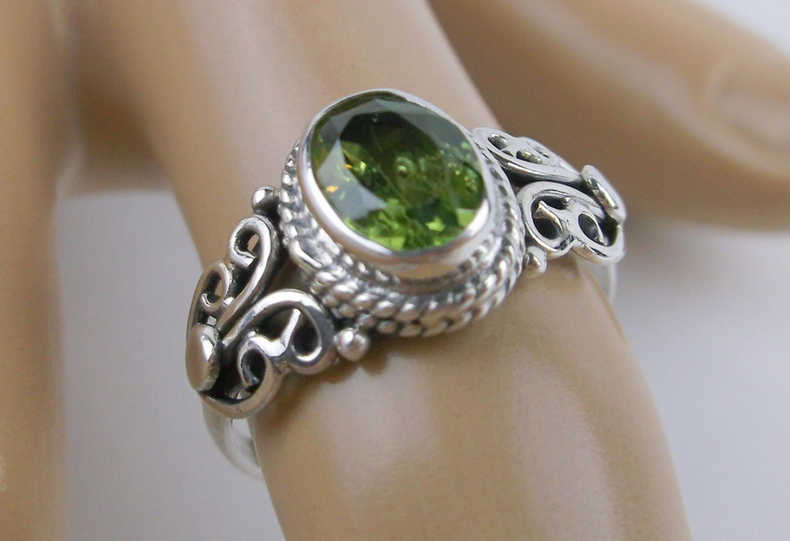 New Sterling Silver 2ct Genuine Peridot Ring 7 (1 of 1)