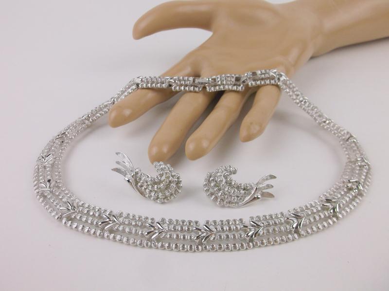 Stunning Vintage Monet Necklace and Earrings Set (1 of 3)