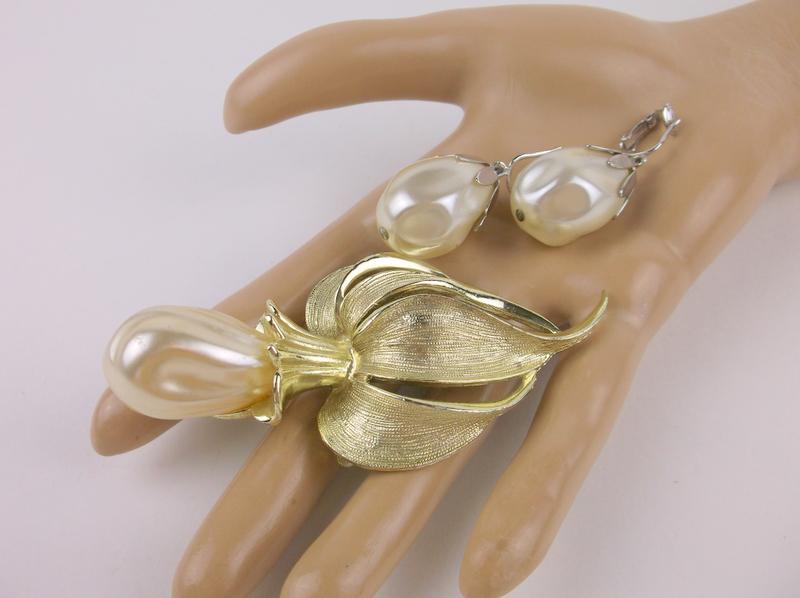 Stunning Vintage Sarah Coventry Brooch Earrings Set (1 of 3)