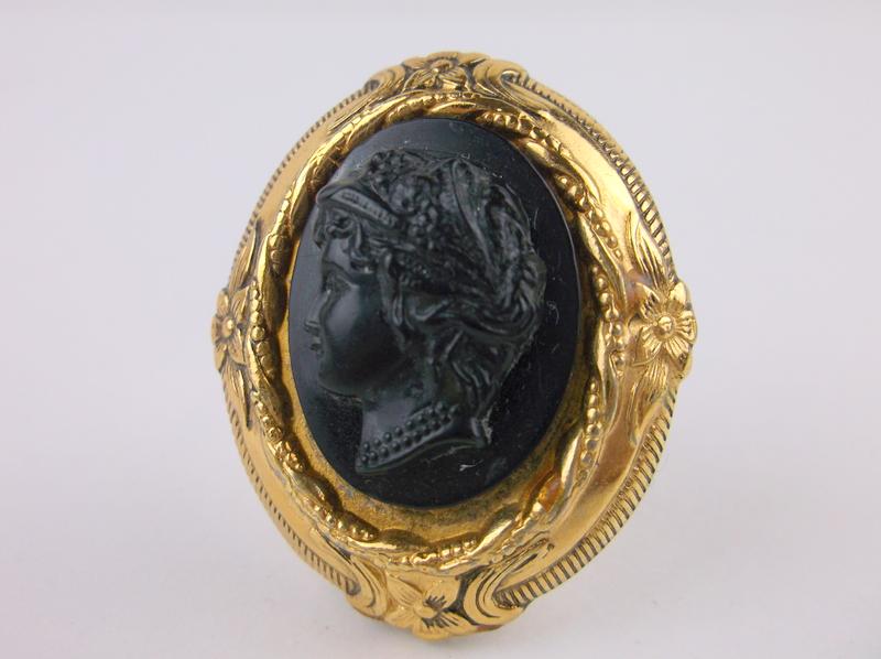 Stunning Antique Coro Craft Cameo Brooch: excellent condition