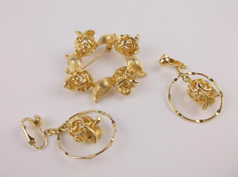 Stunning Vint Sarah Coventry Brooch Earrings Set (1 of 2)