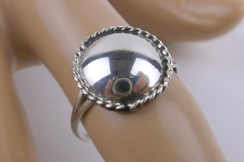 Janice Spencer Navajo Sterling Silver Ring 7.5: Handmade Genuine Navajo, Solid Sterling Silver, in Like New Condition