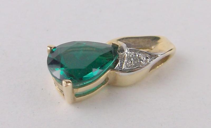 Stunning 10kt Gold Emerald Diamond Pendant (1 of 1)