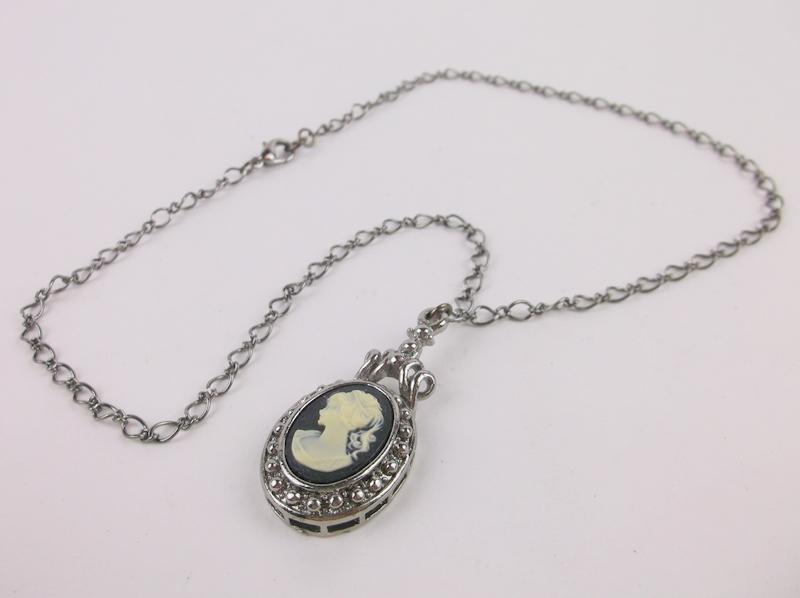 Stunning Cameo Necklace: excellent condition