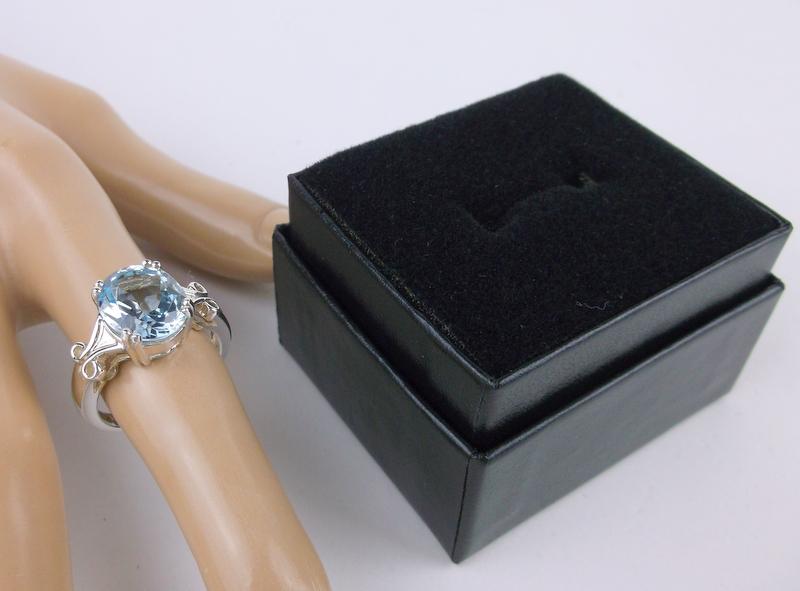 New Sterling Silver 8ct Blue Topaz Ring Size 8 Boxed (1 of 3)