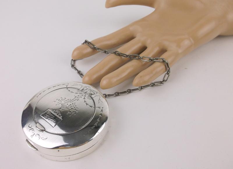 1922 Art Deco Sterling Silver Flapper Girl Compact (1 of 9)