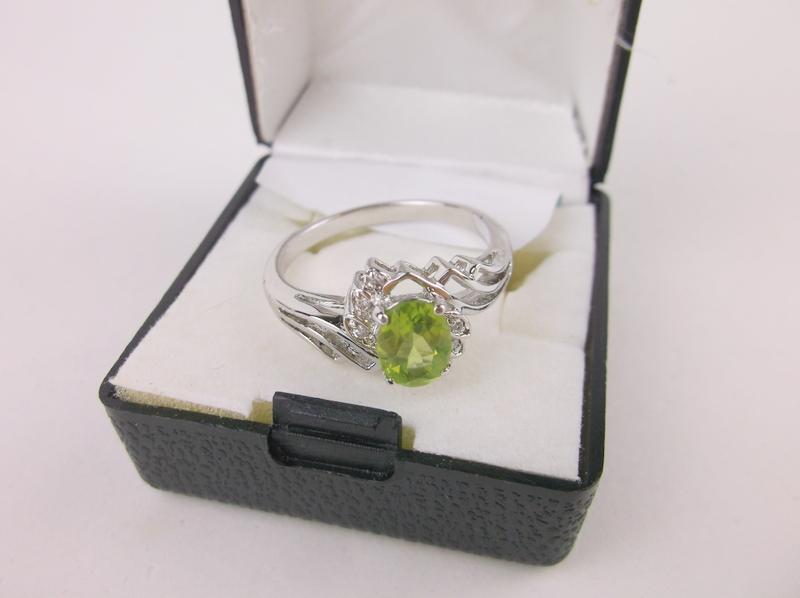 New Boxed Genuine Peridot Ring Size 10 (1 of 2)
