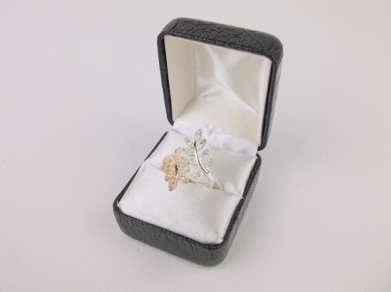 New Boxed Leaf Ring Size 9 (1 of 2)