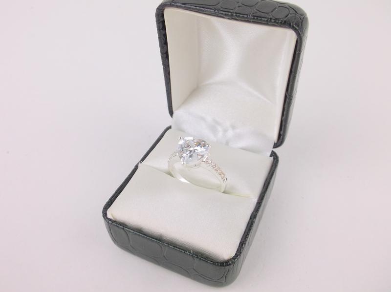 New Boxed Heart Ring Size 8 (1 of 2)