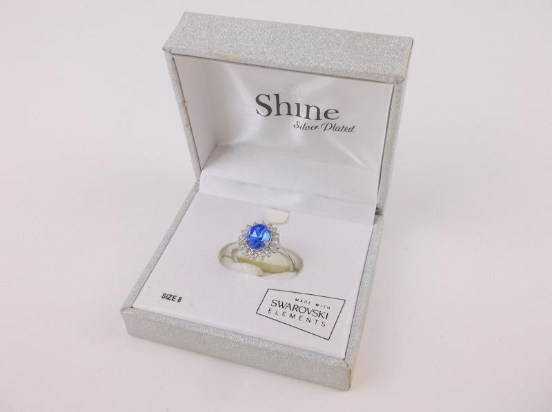 New Boxed Swarovski Crystal Ring Size 8 (1 of 2)