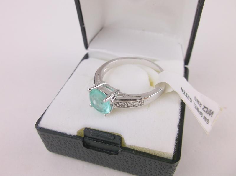 New Green Stone Ring Size 9 Boxed (1 of 2)