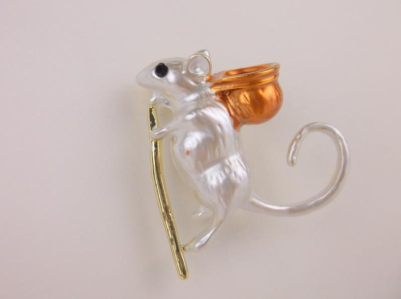 Stunning Enameled Rhinestone Traveling Mouse Brooch (1 of 1)