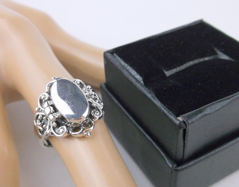 New Boxed Heavy Sterling Silver Poison Ring Size 8 (1 of 2)