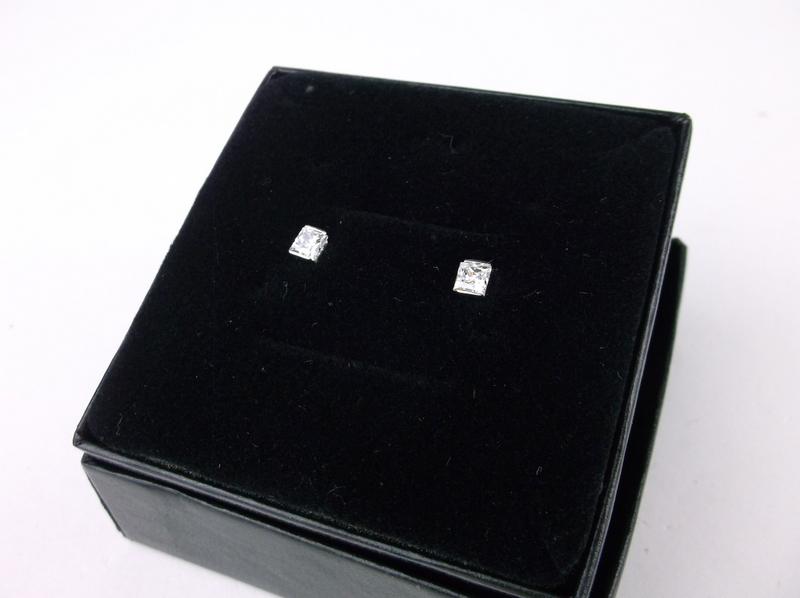 Stunning 14kt White Gold Stud Earrings Boxed (1 of 2)