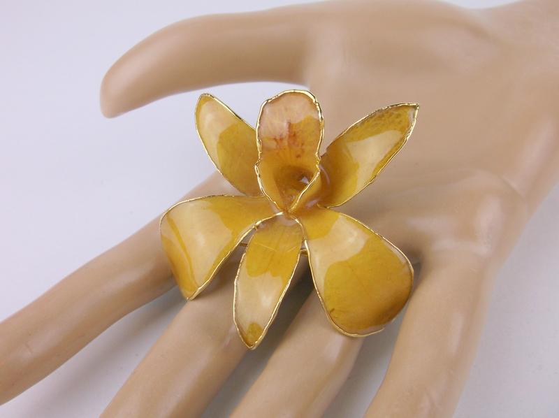 Stunning Vintage Large Enameled Calle Lilly Brooch: excellent condition