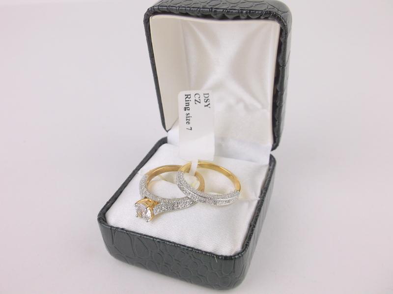 New Boxed Engagement Ring Set Size 7 (1 of 2)