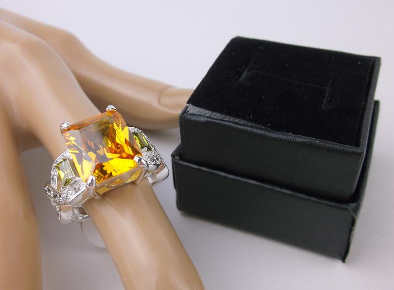 New Boxed Yellow Stone Ring Size 9 (1 of 2)