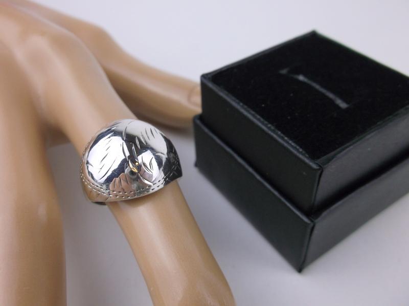 Stunning Boxed Sterling Silver Dome Ring 8.5 (1 of 2)