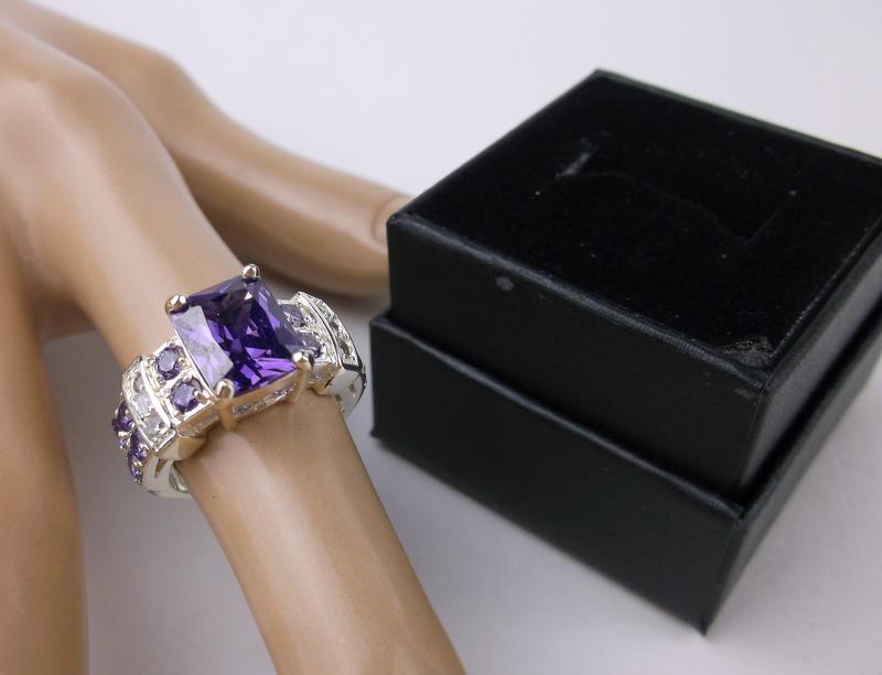 New Boxed Purple Stone Ring Size 6 (1 of 2)
