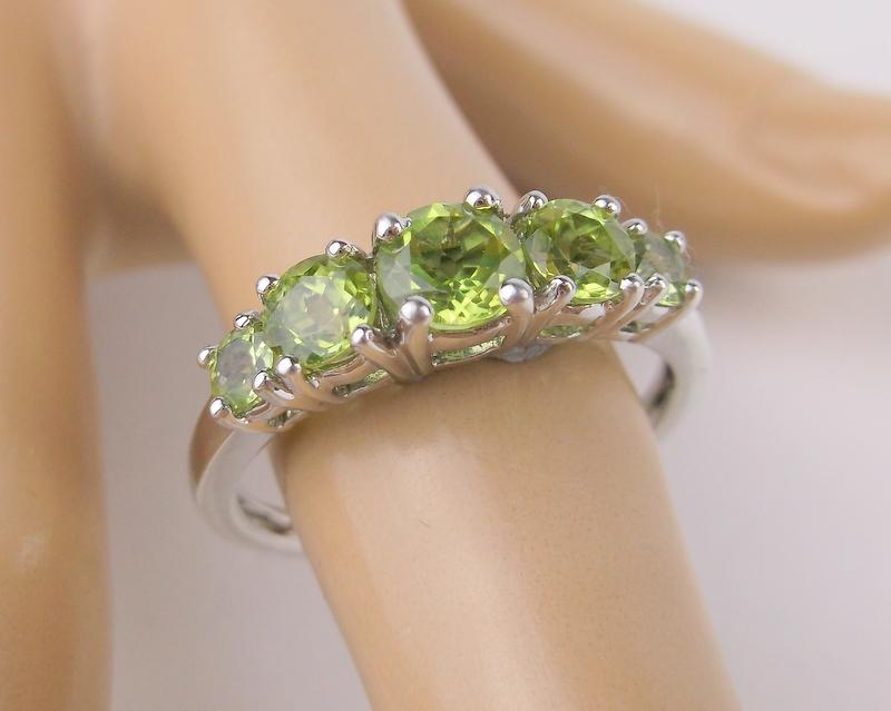 Stunning Sterling Silver Peridot Ring Size 10 (1 of 2)