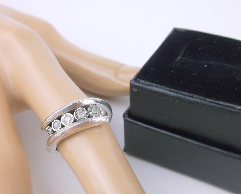 Gorgeous Sterling Genuine Diamond Ring 7 Boxed (1 of 2)