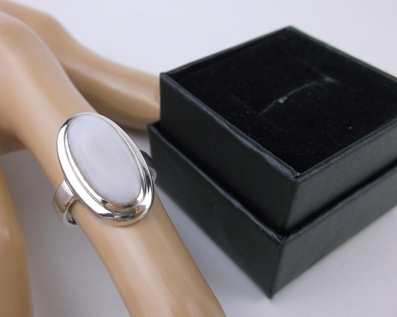 Stunning Boxed Sterling Silver MOP Ring Size 7 (1 of 2)