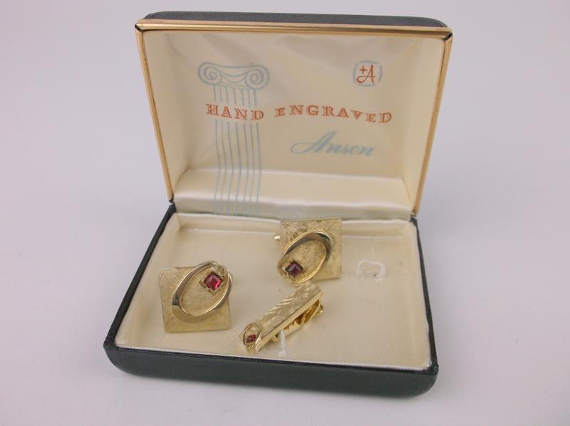 Gorgeous Antique Cufflinks Tie Bar Set Ruby Red (1 of 2)