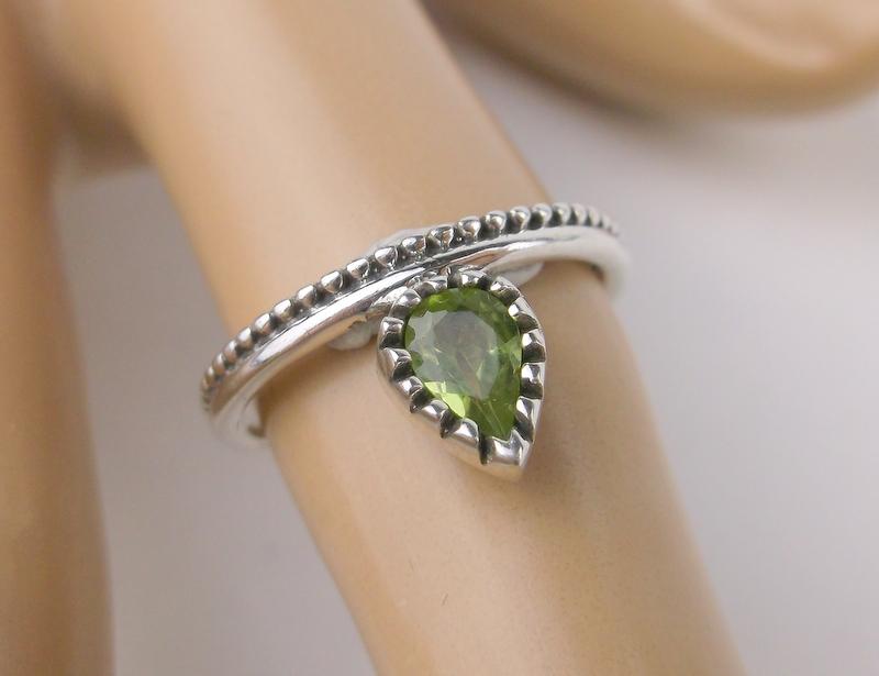 New Sterling Silver Peridot Ring Size 6 (1 of 2)