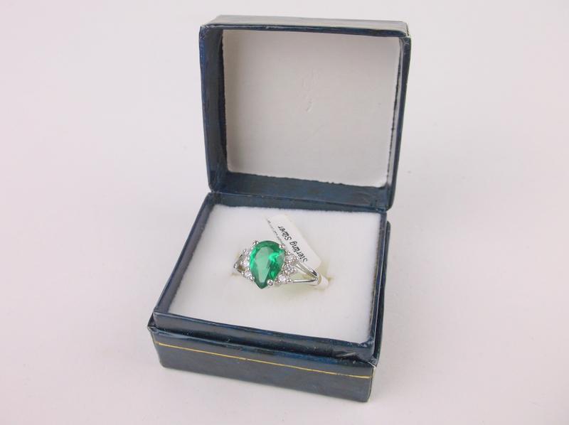 New Sterling Silver Boxed Green Stone Ring Size 7 (1 of 2)