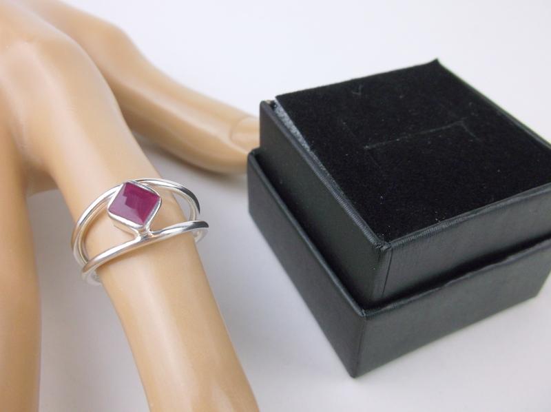 New Boxed Sterling Silver Ruby Ring Size 7 (1 of 2)