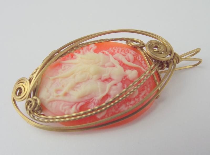 Gorgeous Cameo Pendant: excellent condition