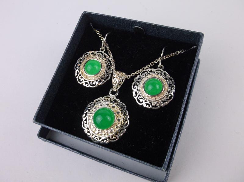 New Boxed Necklace and Earrings Set Green Stone (1 of 2)