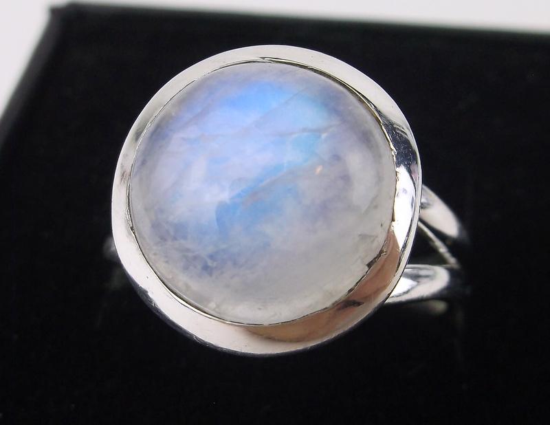 New Boxed Sterling Silver Moonstone Ring Size 7 (1 of 2)