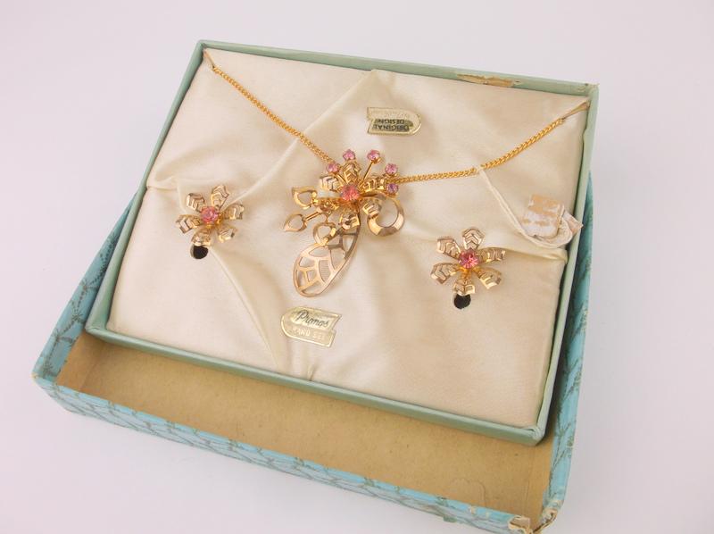 Antique Boxed 1950s Rhinestone Brooch Earrings Set (1 of 3)