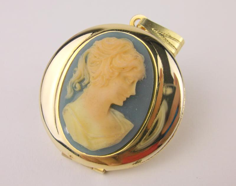 Stunning Vintage Cameo Locket Pendant (1 of 3)