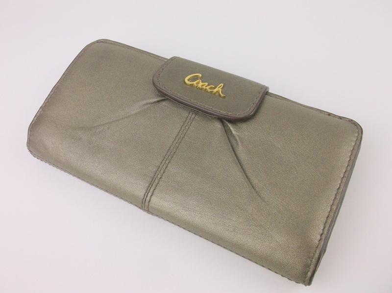 Gorgeous Leather Coach Wallet (1 of 4)
